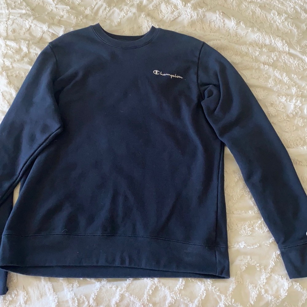 Navy blue champion crewneck in men’s large